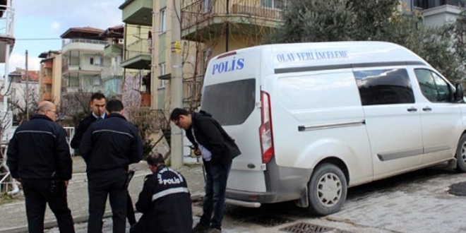 Eşini bıçaklayıp kaçmaya çalışırken balkondan düştü