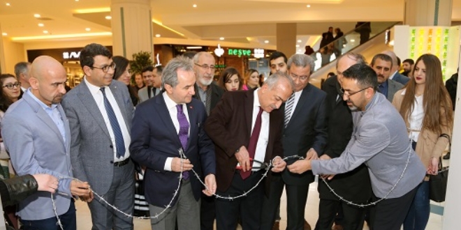 Dikenli tel keserek açılış yaptılar