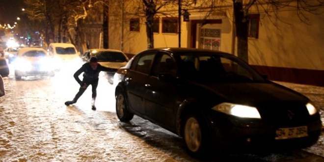 Kars'ta yollar buz pistine döndü