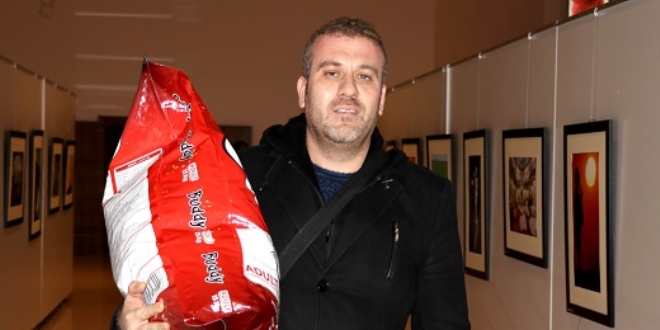 Sergi açılışına çiçek yerine kedi-köpek mamasıyla geldiler