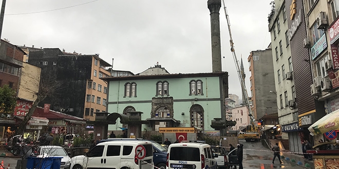 Rize'de altından dere akan caminin yıkımına başlandı