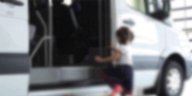 Okul servisinde unutulan kızı saati kurtardı