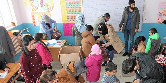 Okul harçlıklarıyla çocukları 'ısıttılar'