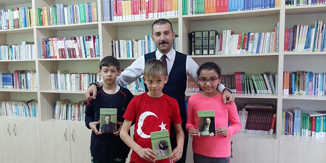 Postacılardan köy okullarına kütüphane desteği