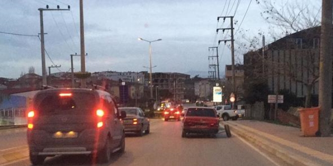 Tekerleği dışarıda ilerleyen otomobil şaşkınlık yarattı