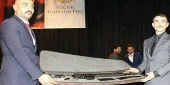 Üniversite etkinliğinde silah hediye ettiler