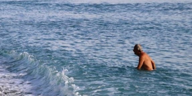 Antalya'da vatandaşlar Ocak ayında denize girdi