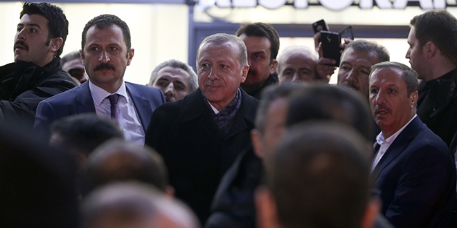 Erdoğan, yol üzerinde bir tesisi ziyaret etti