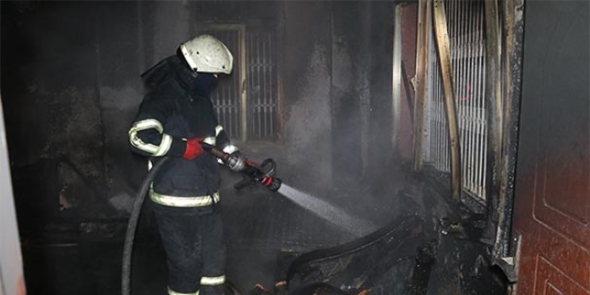 Elektrikli battaniyeden çıkan yangında ev kül oldu