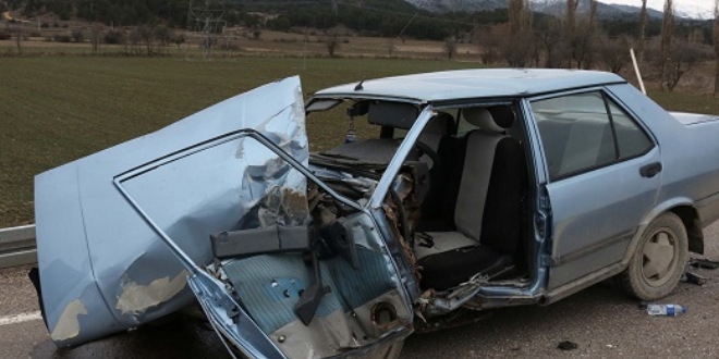 Bolu'da öğrenci servisi ile otomobil çarpıştı: 1 ölü