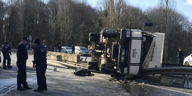 Sarıyer'de devrilen kamyonetin sürücüsü hayatını kaybetti