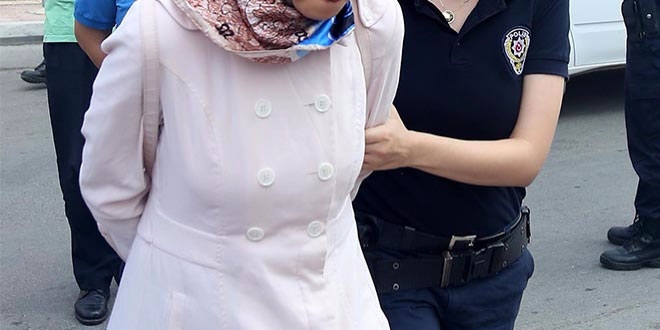 Uşak'ta 9 kadın FETÖ şüphelisinden 2'si tutuklandı