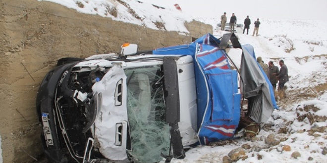 Van'da kamyonet şarampole devrildi: 2 yaralı