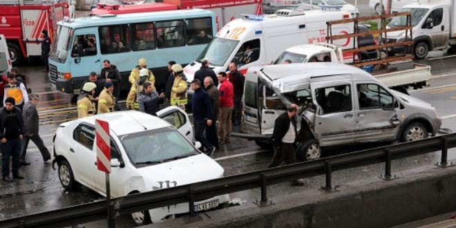 Üsküdar'da zincirleme trafik kazası: 2 yaralı