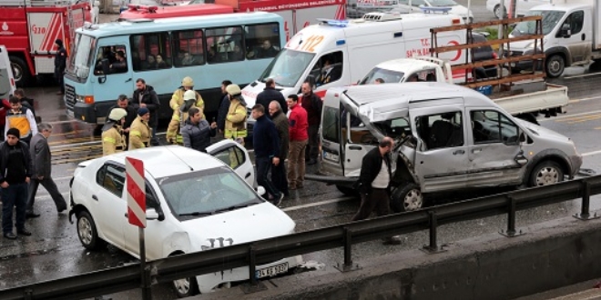 skdar'da zincirleme trafik kazas: 2 yaral