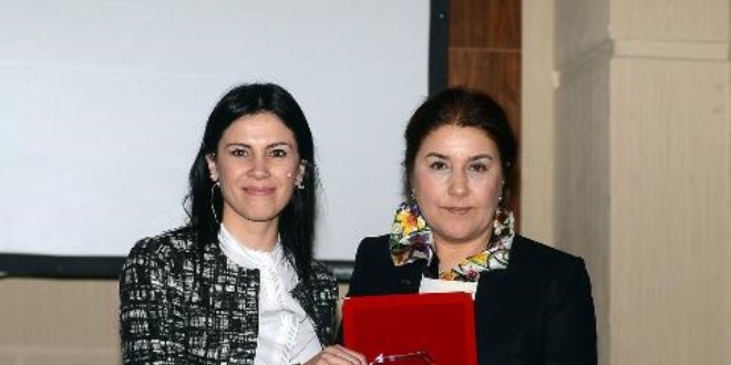 Saadet Öğretmen'in ödül sevinci