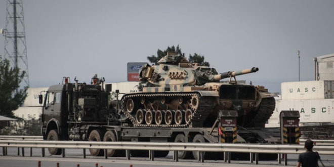 Tank ve askeri sağlık personeli Suriye sınırına ulaştı