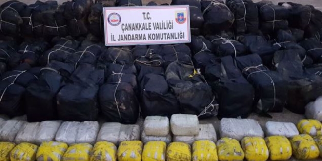 Çanakkale'de sahilde bulunan 51 valizden esrar çıktı