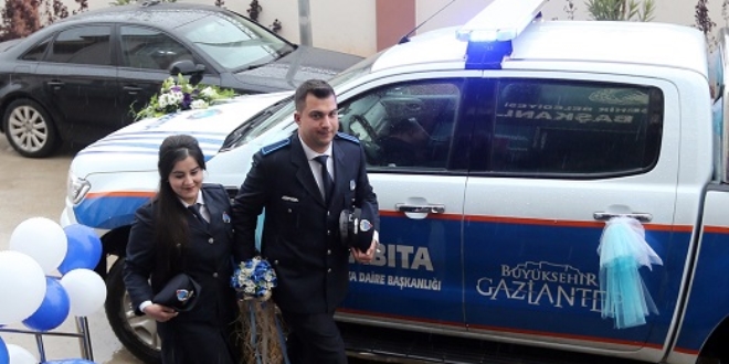 Nikahlarında üniformalarını giydiler, zabıta aracını gelin arabası yaptılar