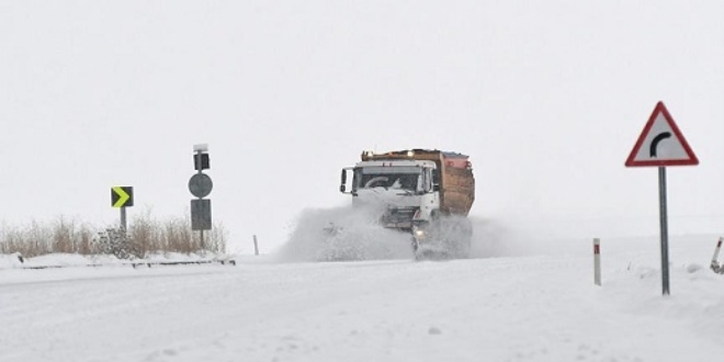 Sivas'ta 28 ky yolu ulama kapand