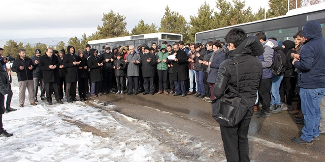 Sivas'ta lise öğrencileri 'kar duası'na çıktı