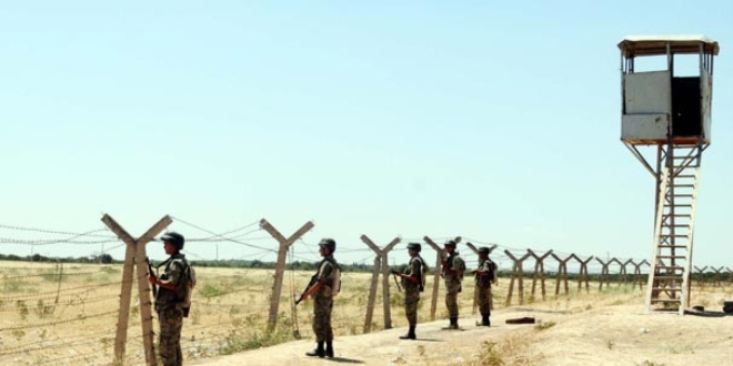 Türkiye sınırında DEAŞ'lı 4 intihar bombacı yakaladı