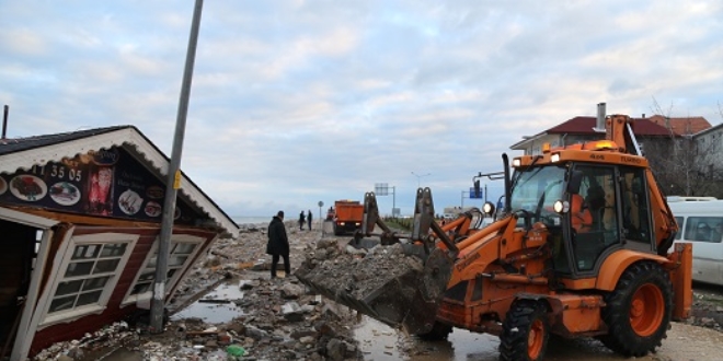 Dev dalgalar çay bahçelerini yıktı