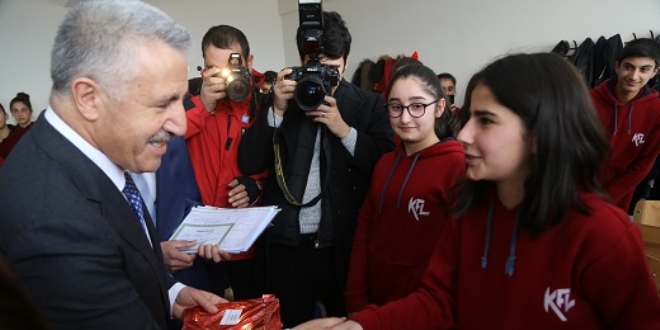 Bakan Arslan baba ocağında öğrencilere karne dağıttı