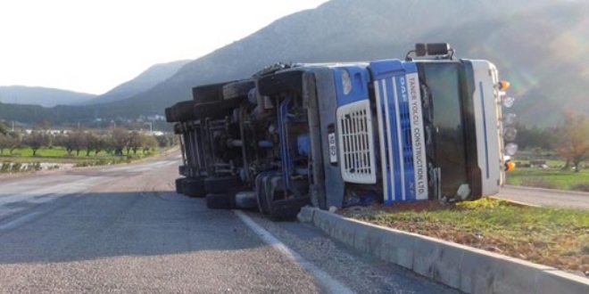 Mersin'de, kuvvetli fırtına seyir halindeki tırı devirdi