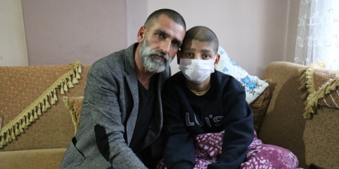 Kanseri yenen baba oğlu için şifa arıyor