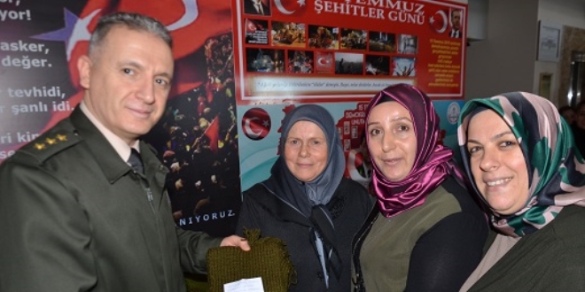 Yüksekova'daki Mehmetçikler için atkı ördüler