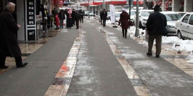 Belediye, vatandaşlar için kaldırımlara halı serdi