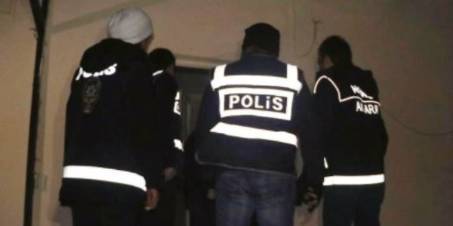 İki memur, uyuşturucu ticaretinden tutuklandı