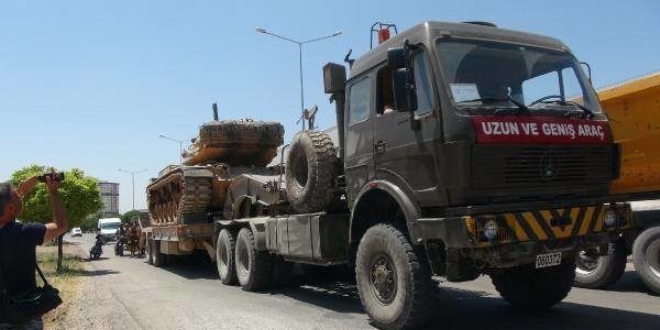 Sınır birliklerine obüs ve tank sevkiyatı yapılıyor