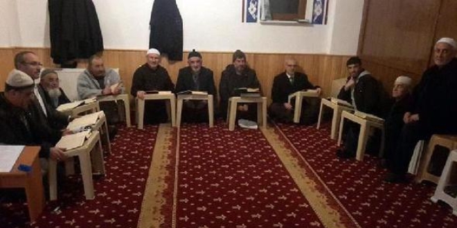 Yozgatlı emekliler Kur'an okumayı öğreniyor