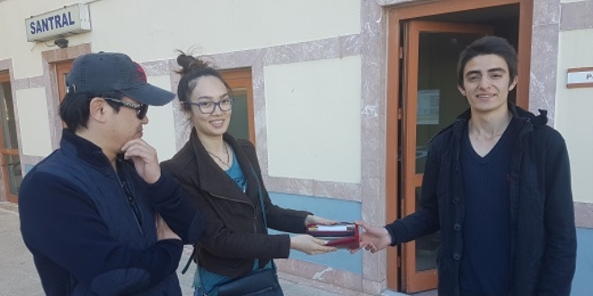 Minibste bulduu 10 bin liray, zbek turistlere teslim etti