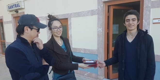 Minibüste bulduğu 10 bin lirayı, Özbek turistlere teslim etti