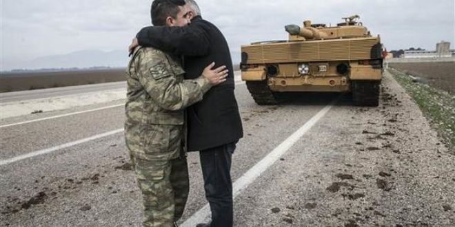 Tanklarda görevli askerleri boynuna sarılarak uğurladı