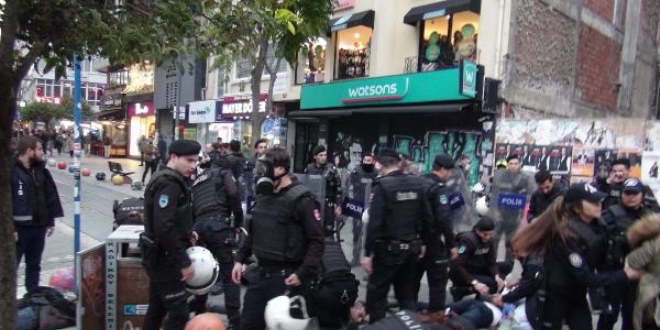 Kadıköy'de izinsiz toplanan 12 kişi gözaltına alındı