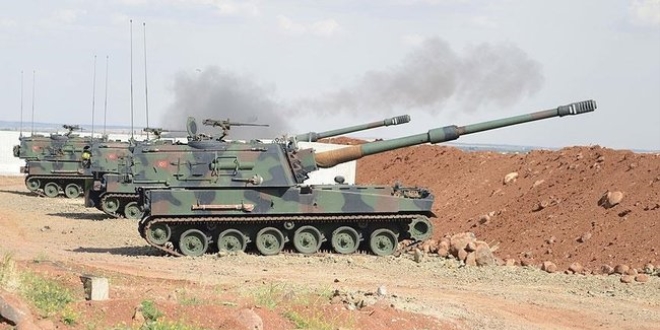 TSK, Afrin'i obüslerle bombardımana tutuyor