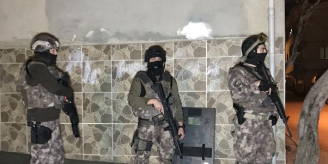 Eşine sinirlendi, iki kızını rehin aldı