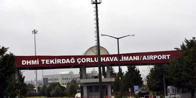 Pilot, apronda sigara içen yolcunun uçuşunu iptal ettirdi