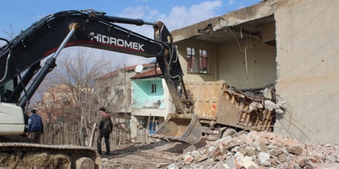 Kaza yapan kamyon 15 ay sonra evden çıkartıldı