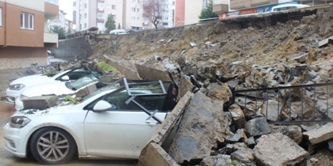 İstinat duvarı çöktü, 4 araç zarar gördü