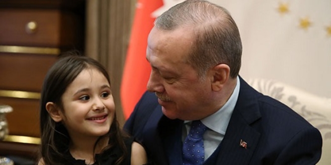 Cumhurbaşkanı Erdoğan, minik Irmak Ayşe ile Külliye'de görüştü