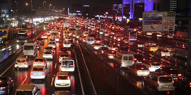 İstanbul'da sağanak yağış trafiği olumsuz etkiledi