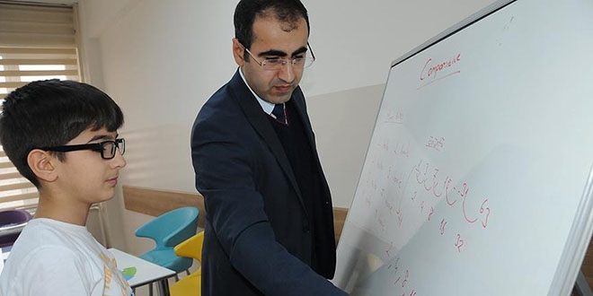 Kağıt ve kalem kullanmadan dört işlem yapıyor