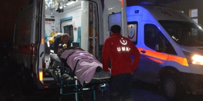 Ağrı'da kaçak göçmenleri taşıyan minibüs devrildi: 33 yaralı