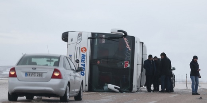 Kayseri'de yolcu otobüsü devrildi: 3 yaralı