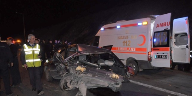 İzmir'de minibüs ile otomobil çarpıştı: 13 yaralı
